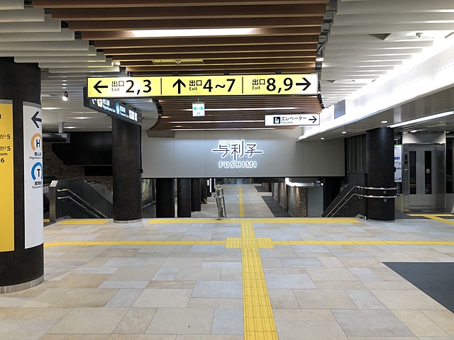 構内（与利マチ）
